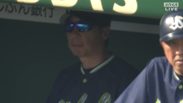 高津監督、ブチギレ　ベンチを蹴る