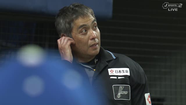 中日・木下、白井のマスクに手が当たって負傷するアクシデント