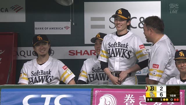 周東、膝付近への死球で交代…　心配されるもベンチで笑顔を見せる