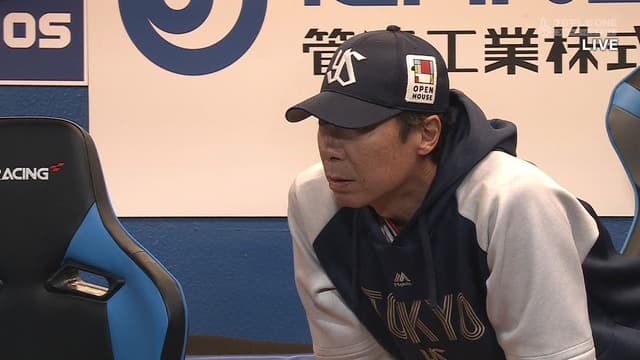 倒れ込む長岡…　絶句する高津監督…