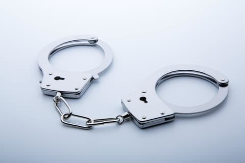 男性指導員（70）「おい、休憩終わりやぞ」アルバイト（19）「黙れジジイ、ダチちゃうねんぞ」→暴行