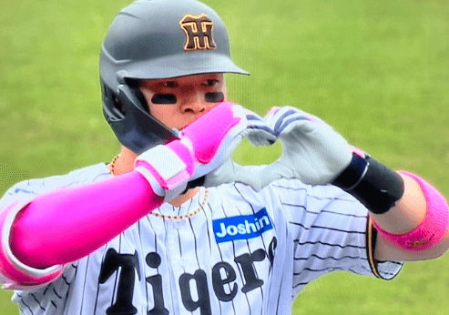 【母の日】佐藤輝明 柵越えならずも脅威のパワー 母の日にまずはタイムリー1本！