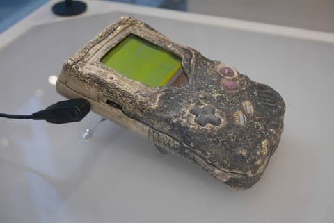 ゲームボーイ「2階から落としても壊れない??」