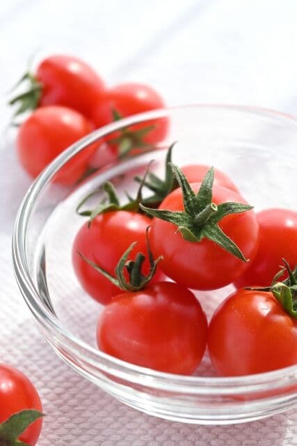 普通のトマトが高いからミニトマトで我慢してる…