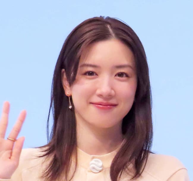 【悲報】永野芽郁さん、ラジオ生放送で二股不倫疑惑に一切触れず、逃亡成功WWWWWW