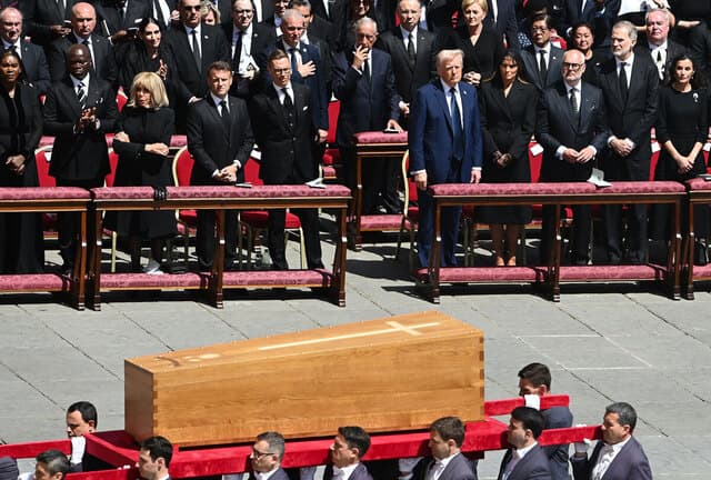 【悲報】トランプ大統領、喪服を持っていないので教皇葬儀に青いスーツで参列