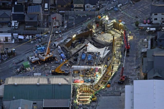 埼玉陥没事故、トラック運転手さんは運転席にいる模様