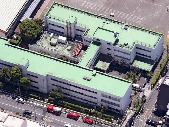 昨日の立川の小学校…小学一年生の教室に乱入して一升瓶叩き割って暴れてた…