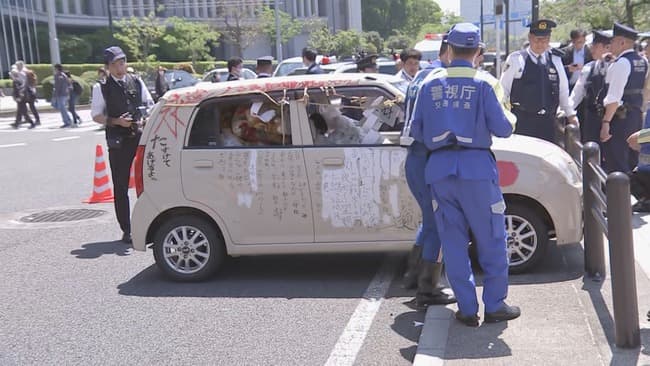 【画像】神風軽自動車 皇居大手門に突っ込むｗｗｗｗｗｗｗｗｗ