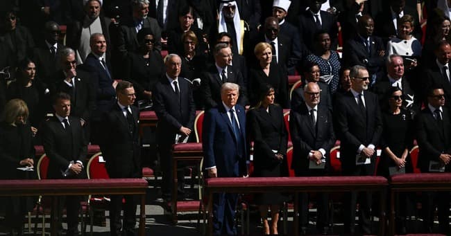 トランプさん、教皇の葬儀に青スーツで参加した上に最前列に居座る