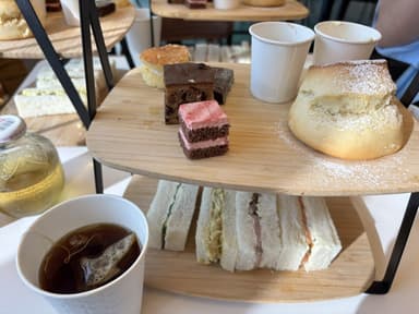【画像】万博のアフタヌーンティーについてくるケーキガチで美味そうよなw