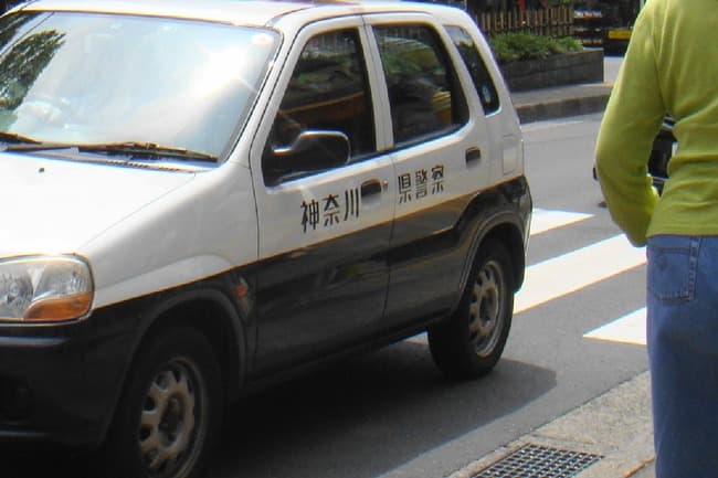 【悲報】神奈川県警「ガラスを割ったのは家族の偽装工作、事件だったら自分は警察を辞める」