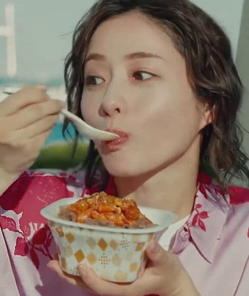 【悲報】石原さとみさん(38)一流女優なのにすき家にとんでもないものを食わされる