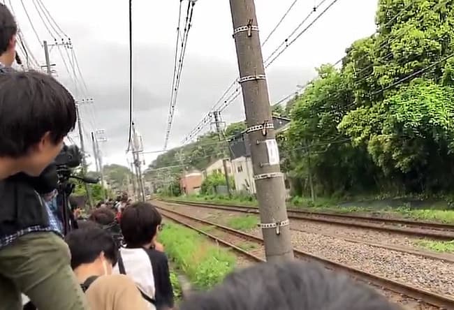 【動画】撮り鉄、お気に入りの電車の写真が撮れず大発狂