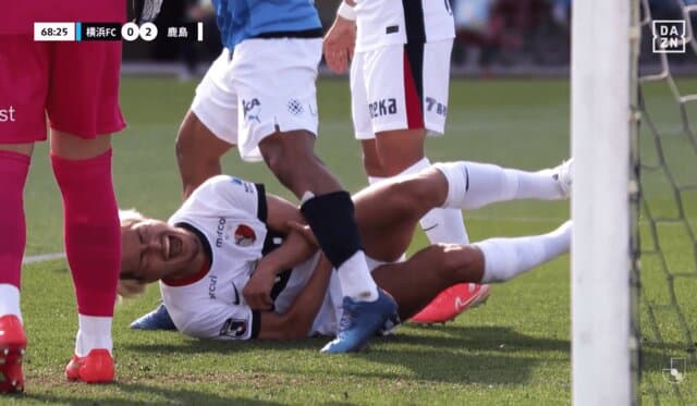 【悲報】鈴木優磨が寝転んで煽りパフォ→敵DFに腕を踏まれるｗｗｗｗｗ