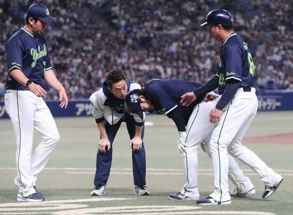 ヤクルト長岡負傷⋯高津監督「歩行困難で明日にはって感じではない」