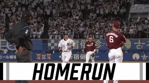 打球はライトへ！！藤岡、今シーズン第1号2ランホームラン！！