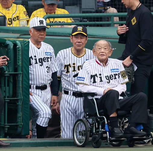 江夏豊さん、試合前セレモニーにサプライズ登場　甲子園どよめき　車いすから立ち上がる
