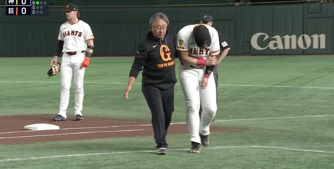 東京ドーム騒然…巨人・岡本和真が緊急交代　一塁守備で打者と交錯→左肘抑え苦悶