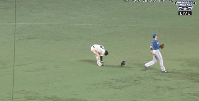 ソフトバンク野村勇、とんでもないミスをやらかす　メットを投げて悔しがる…