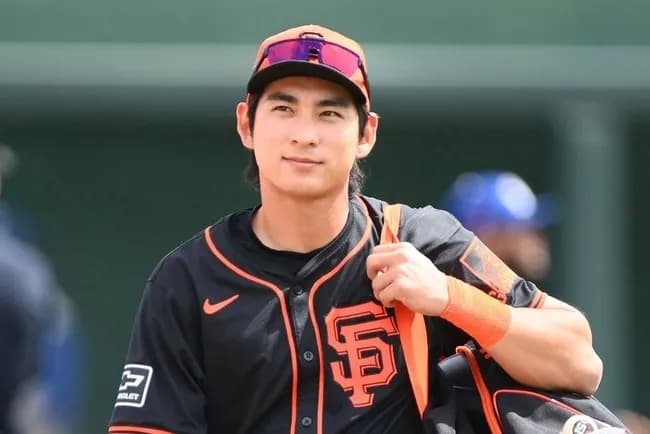 イ・ジョンフに女性記者メロメロ「K-POPっぽいルックスと笑顔が素敵」