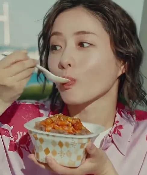 【悲報】石原さとみさん(38)一流女優なのにすき家にとんでもないものを食わされる