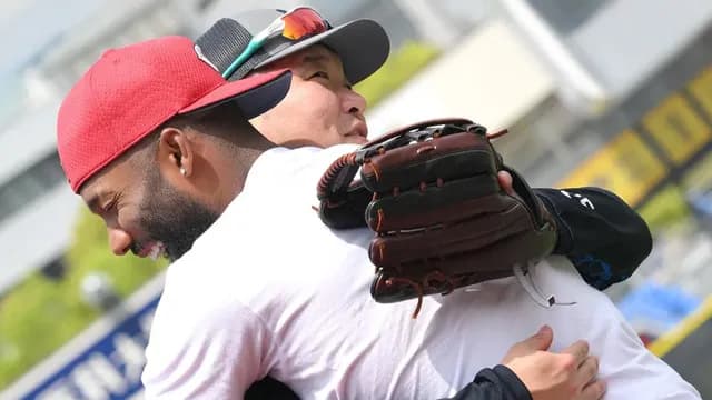 カープファビアン×DeNA筒香が再会のハグ!レンジャーズ傘下3Aでチームメイト