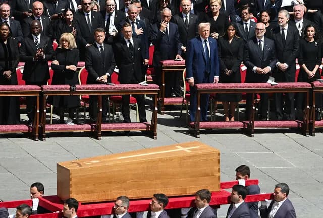 【悲報】トランプ大統領、喪服を持っていないので教皇葬儀に青いスーツで参列