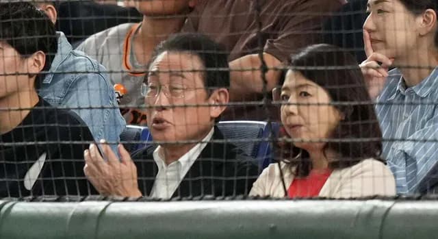 岸田前首相、広島vs巨人『延長12回の死闘』をバックネット裏最前列で観戦www