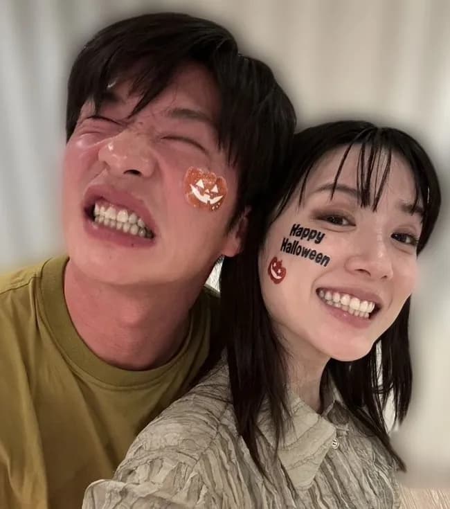 【悲報】文春が第一弾で出してた永野芽郁田中圭のツーショット写真、第二弾で手繋ぎ写真になる