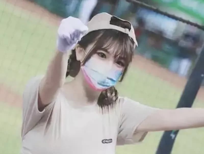 【画像】台湾チア、上下に動くたびにアレが爆揺れしてしまう・・・