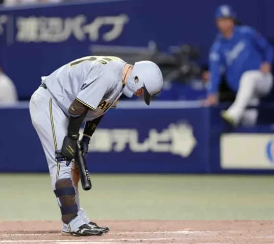【阪神】中野拓夢が疑惑の判定に首かしげる 10秒以上打席を離れず 試合後は無言