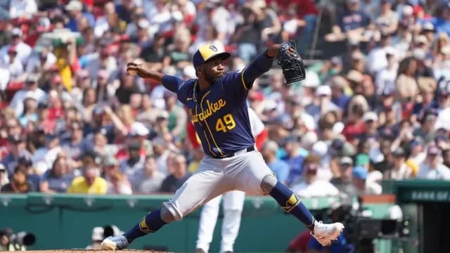 カープインスタをパレデス投手がフォロー!平均154kmの速球と高回転のカーブが特徴!