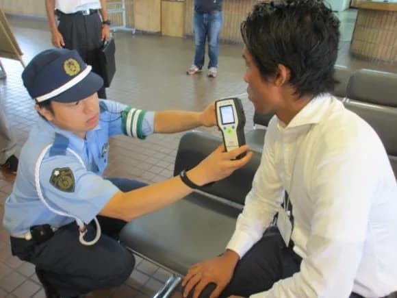 【衝撃】警察「呼気検査です」→41歳おじ「ン拒否するゥ」→タイーホ