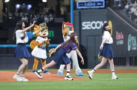 【日本ハム】乃木坂の始球式でカオス状態に 3人同時投球もボールの行方分からず