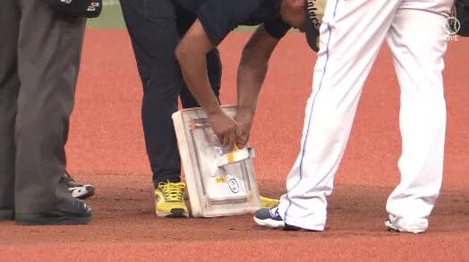 京セラドームのセカンドベース、テープが巻かれるwww