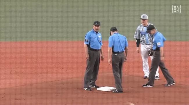 【オリックス対DeNA1回戦】オリックス戦で珍ハプニング 二塁ベースの異変でスタッフが突貫工事 DeNA・牧も注視