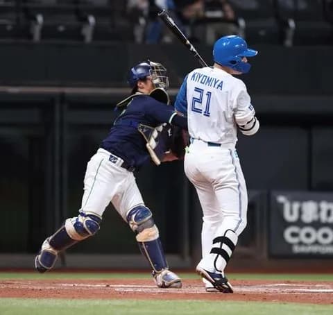 【日本ハム】新庄スペシャル発動!偽装ダブルスチールで追加点 新庄監督ガッツポーズ