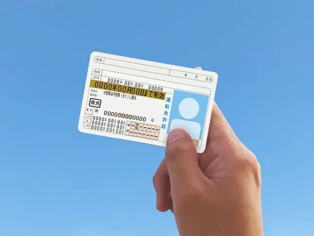 車の運転ぶりばりしてるのにゴールド免許の奴www