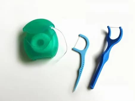 【悲報】おまえらちゃんと週一でフロスやってるか?やってない奴はマジで口臭いぞwwwwwwwwwwwwwwww