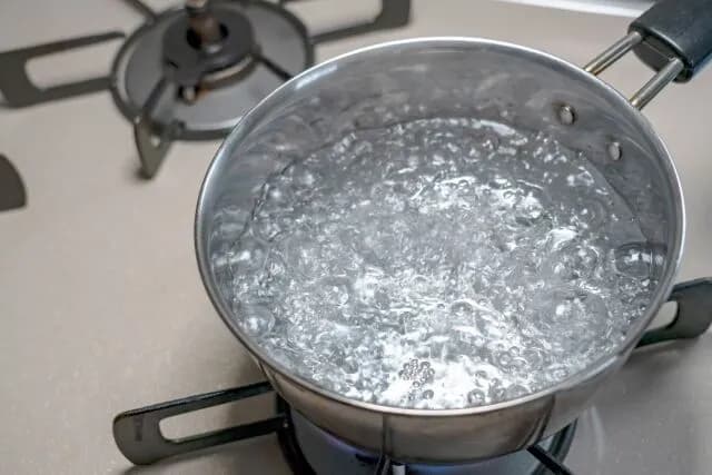 理科の先生「水は100℃で水蒸気になります」ガキワイ「なんでコップの水は蒸発するの?」