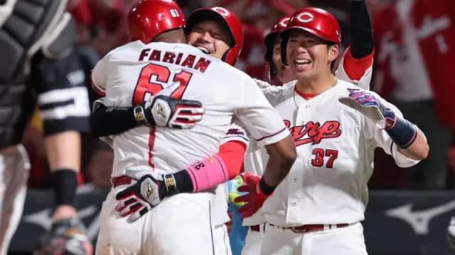 カープファビアン、逆転満塁ホームラン!確信歩きのグランドスラム完璧弾!!