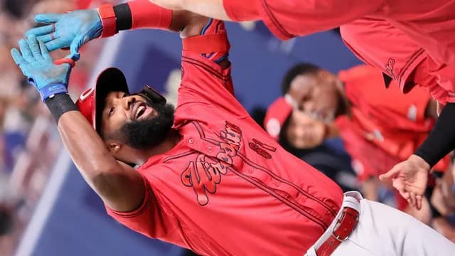 カープファビアン様『年間20本82打点』ペース!大人気でグッズショップの特大壁面写真に抜擢