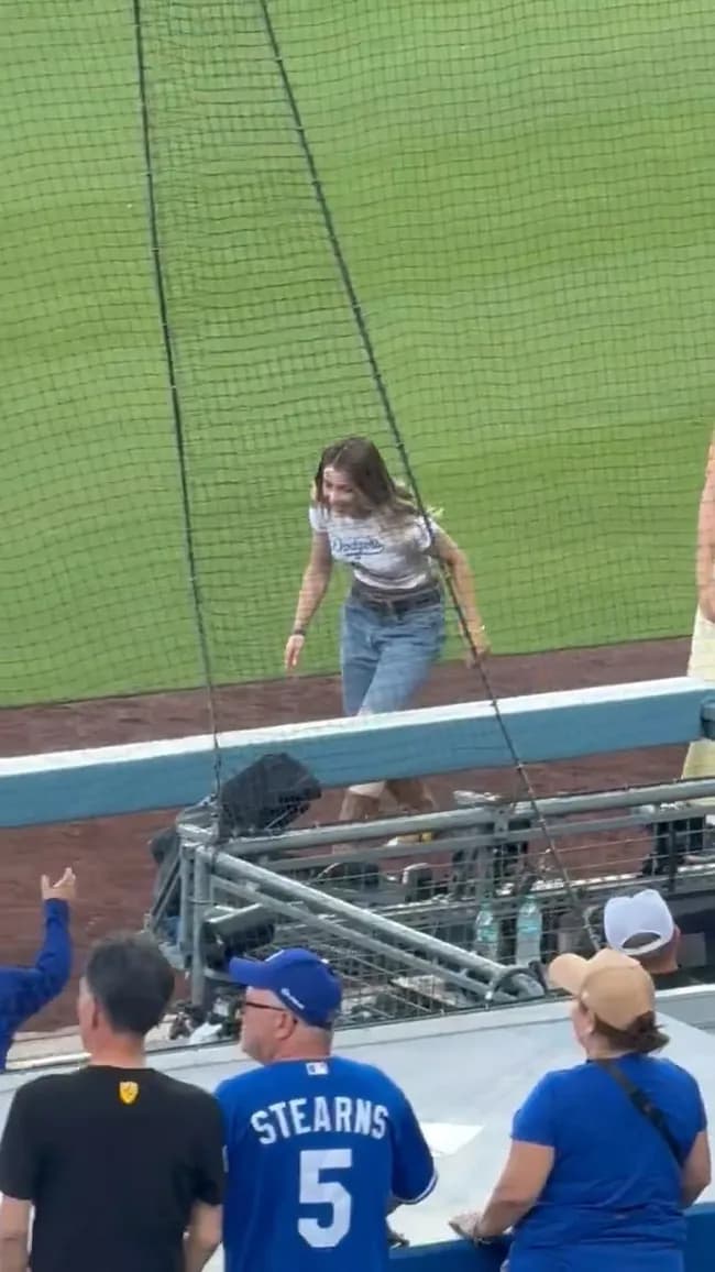 【動画】謎の白人美女、山本由伸の親しげに話す