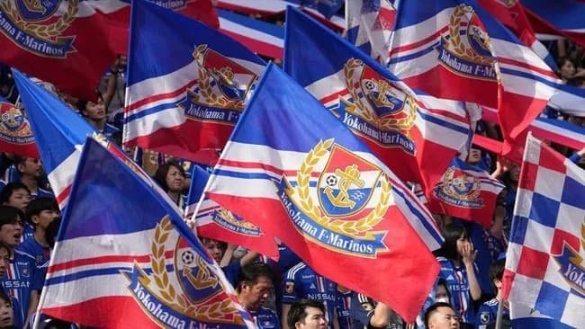 Jリーグ、サポーターが発煙筒を子供に投げつけて炎上wwwwwwww