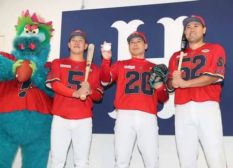 広島カープ、とんでもないユニフォームを発表する