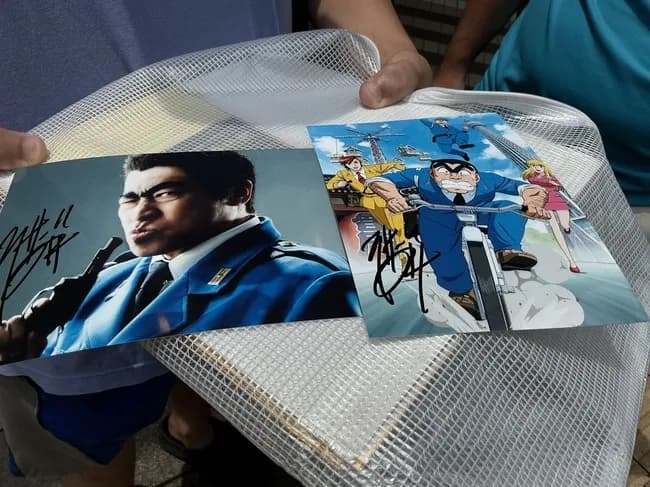 【悲報】参議院選に出馬中のラサール石井さん、こち亀のイラストにサイン入れて炎上