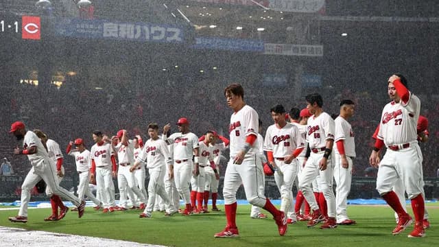 カープvsDeNA『異例の2時間21分雨天中断』モンテロ2号!3度目の中断後に雨天コールドで引分け【広島1x-1DeNA/試合結果】