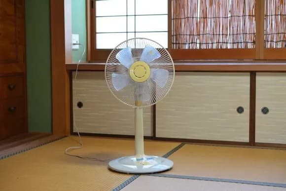 【悲報】敵「扇風機をつけっぱなしで寝ると危ない!」ワイ「…?」