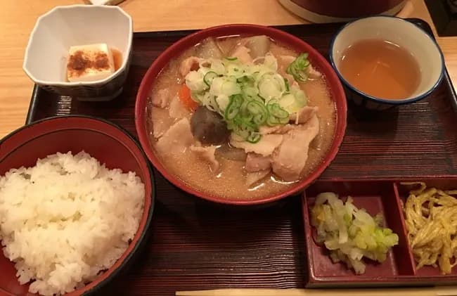 【画像】一切無駄のない"こういうのでいいんだよ"豚汁(ぶたじる)定食、発見される